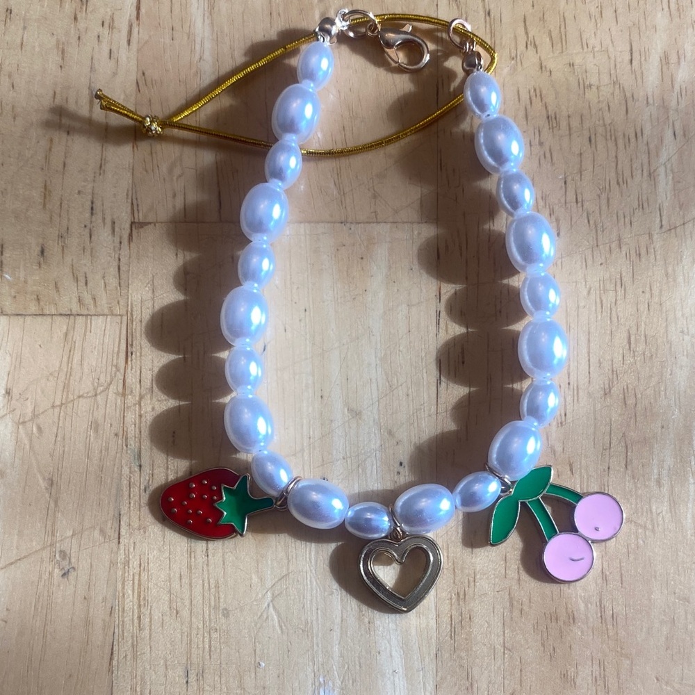 Faux Pearl Beaded Bracelet with strawberry, heart & cherry Charms. NWOT abt 8 in